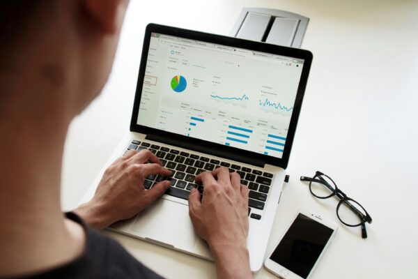 Email Berbayar vs Organik Analisis ROI Marketing