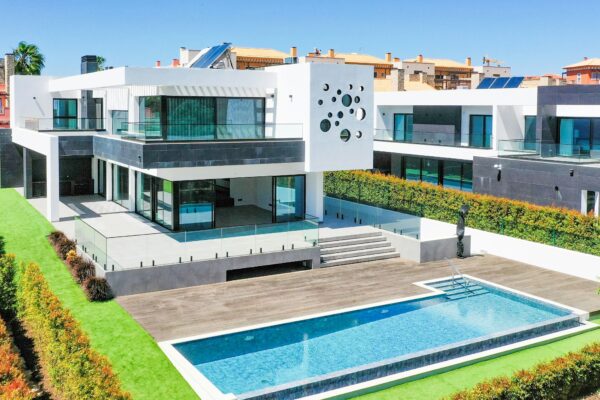 Real Estate and Luxury Property Investment Guide