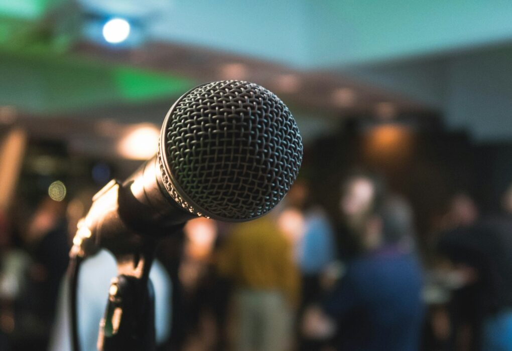 Mikrofon konferensi untuk sewa alat interpreter di Surabaya