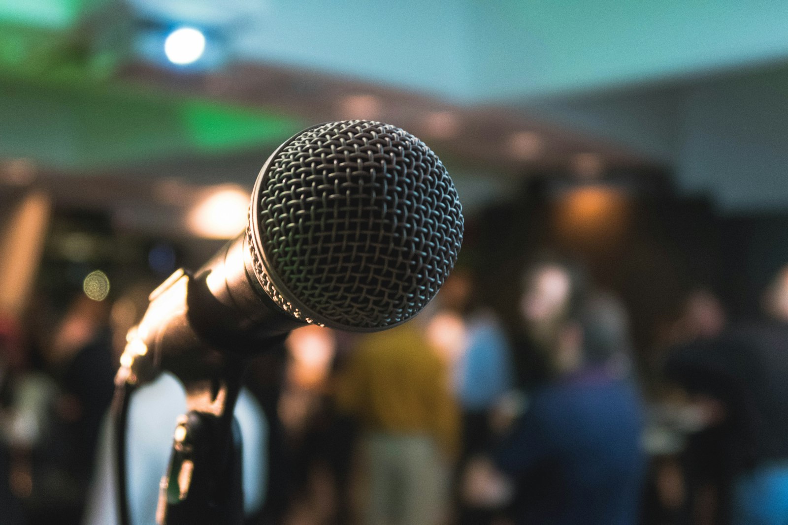 Mikrofon konferensi untuk sewa alat interpreter di Surabaya