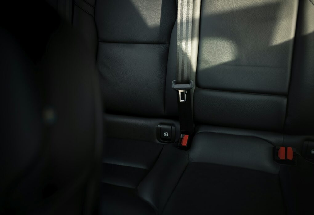 Sabuk pengaman pada jok mobil hitam sebagai ilustrasi pemeriksaan car seat bekas