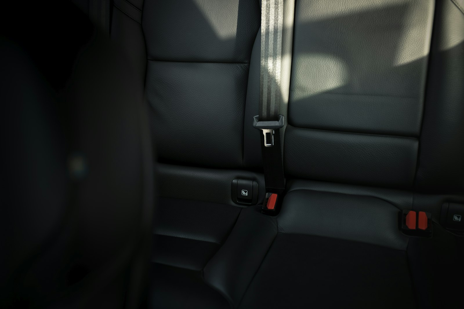 Sabuk pengaman pada jok mobil hitam sebagai ilustrasi pemeriksaan car seat bekas